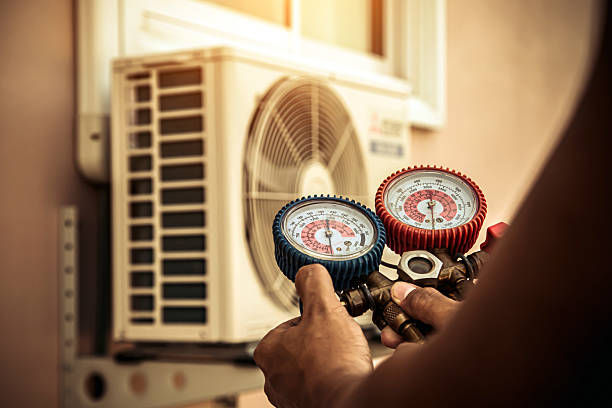 Professional Heat Pump Repair technician working in Maricopa, CA